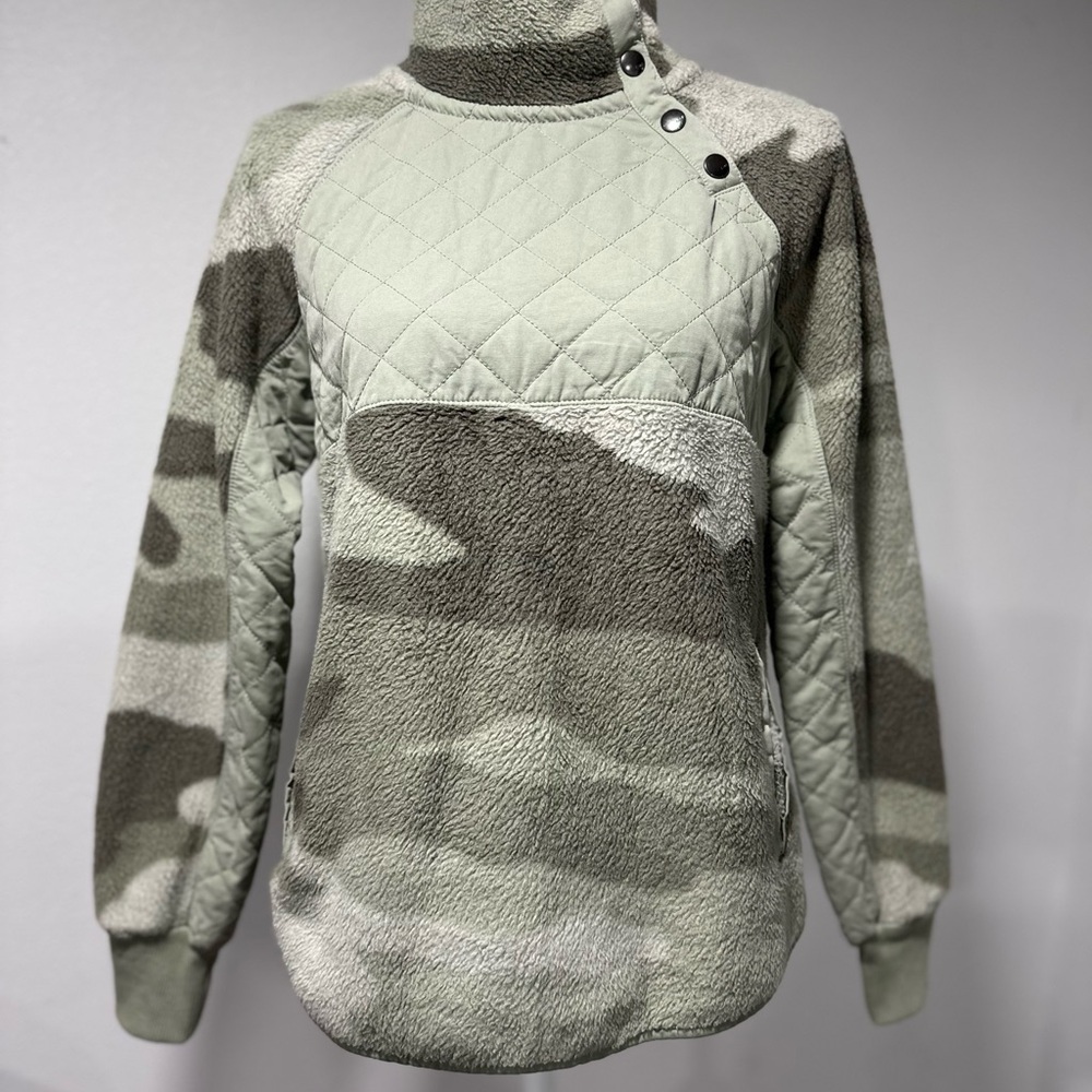 Abercrombie & Fitch Women’s asymmetrical Snap-Up Green Camo Fleece Size XS